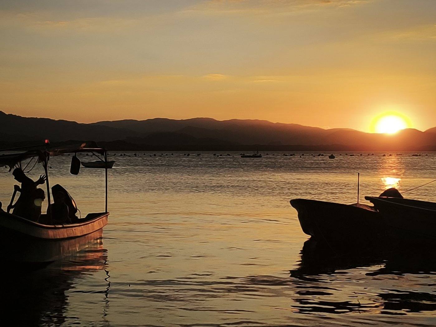 Atardecer en el Golfo de Nicoya con pescadores y sus botes